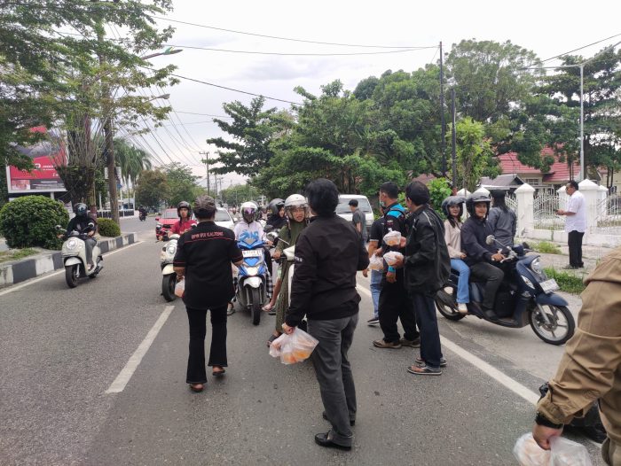 IPJI Kalteng dan Forum Kalimantan Membangun Bagikan 400 Paket Takjil Gratis Kepada Masyarakat