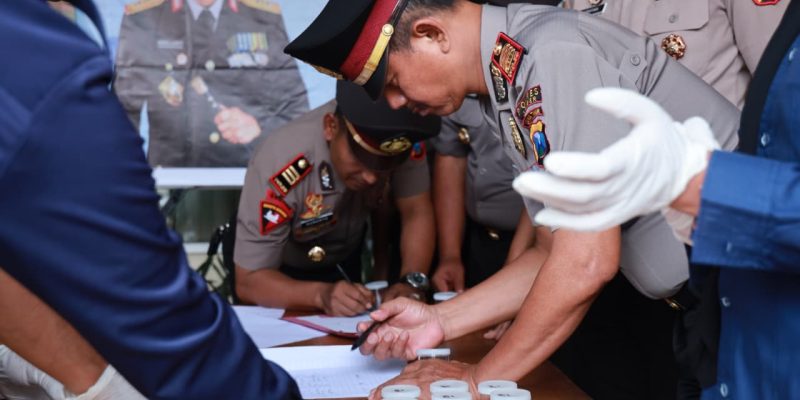 Wujudkan Zero Narkoba Polres Jember Test Urine Mendadak Bagi Para Perwira