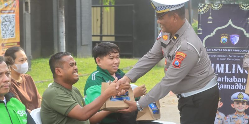 Cepat Dekat Bersahabat : Polres Probolinggo Buka Layanan Samsat dan Sim Keliling Sambil Berbagi Takjil