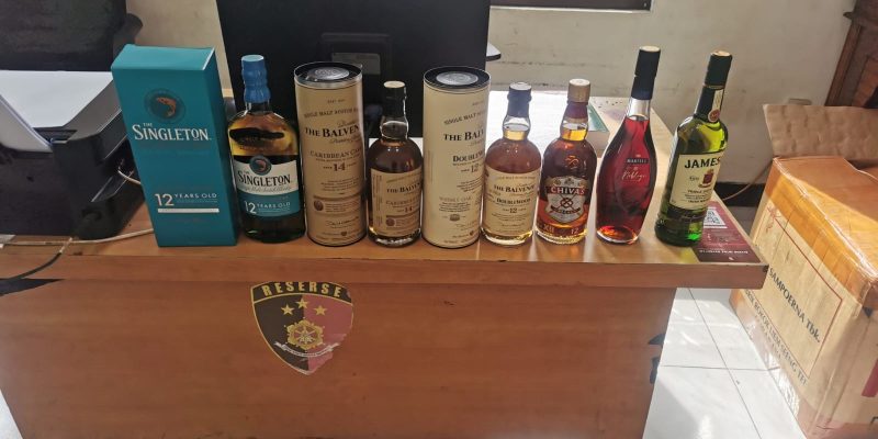 Polrestabes Surabaya Amankan Ratusan Liter Miras Ilegal di Lakarsantri