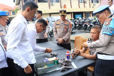 Tingkatkan Disiplin Anggota WakaPolres Lubuklinggau Periksa Senpi dan Kendaraan Dinas