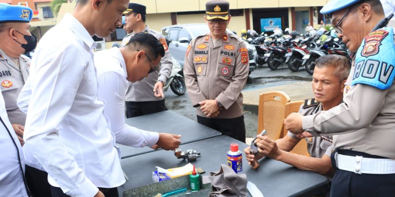 Tingkatkan Disiplin Anggota WakaPolres Lubuklinggau Periksa Senpi dan Kendaraan Dinas