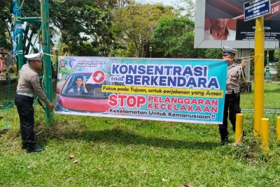 Satlantas Polresta Palangka Raya Edukasi Keselamatan Berkendara dan Pasang Spanduk Imbauan di Simpang Thamrin