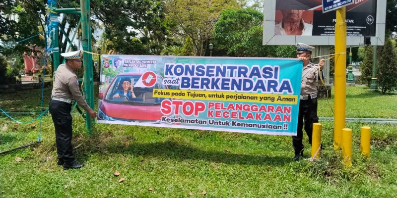 Satlantas Polresta Palangka Raya Edukasi Keselamatan Berkendara dan Pasang Spanduk Imbauan di Simpang Thamrin