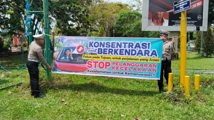 Satlantas Polresta Palangka Raya Edukasi Keselamatan Berkendara dan Pasang Spanduk Imbauan di Simpang Thamrin