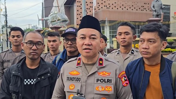 Polri dan Jurnalis Bagikan 1.500 Takjil Kepada Masyarakat di Sekitar Mabes Polri