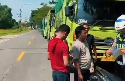 Respon Keluhan Warga, Satlantas Polres Bangkalan Tindak Truk Parkir Sembarangan di Depan Stadion Kerapan Sapi R.P Moch Noer