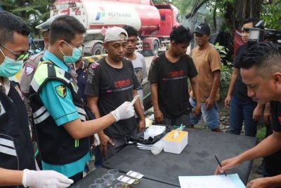 Polres Pelabuhan Tanjungperak Test Urine Sopir Truk dan Bus Jelang Mudik Lebaran