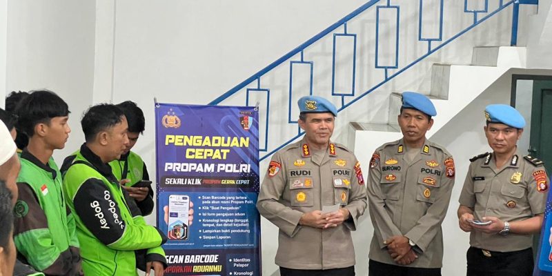 Bidpropam Polda Kalteng Bagikan Takjil Sekaligus Sosialisasikan Barcode Pengaduan Cepat Propam Polri