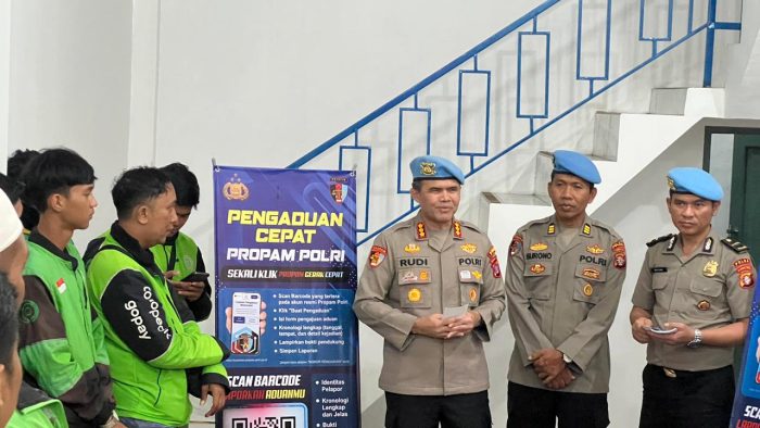 Bidpropam Polda Kalteng Bagikan Takjil Sekaligus Sosialisasikan Barcode Pengaduan Cepat Propam Polri
