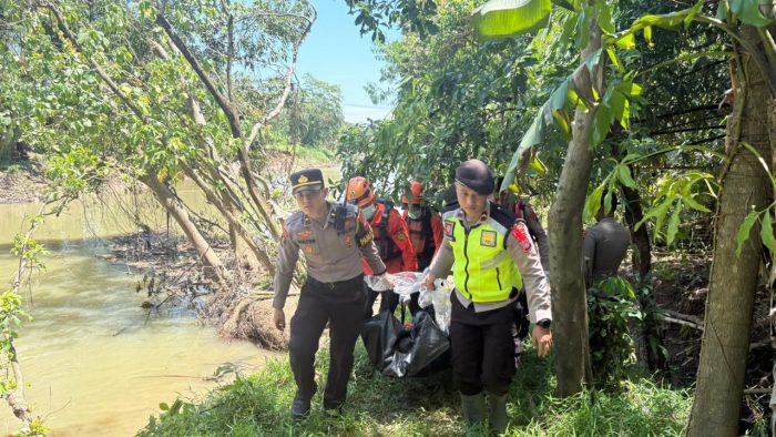 Mayat Pria Lansia Ditemukan Tersangkut di Sungai Bojong Pekalongan