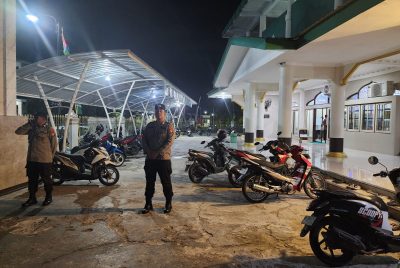 Ciptakan Rasa Aman, Personel Polresta Palangka Raya Amankan Ibadah Tarawih di Masjid Al-Furqon