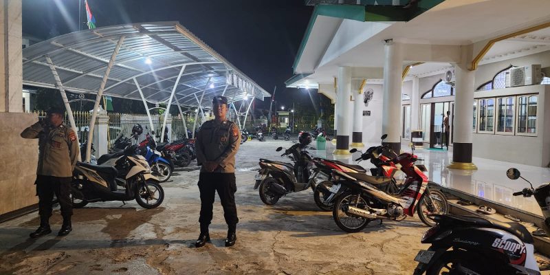 Ciptakan Rasa Aman, Personel Polresta Palangka Raya Amankan Ibadah Tarawih di Masjid Al-Furqon
