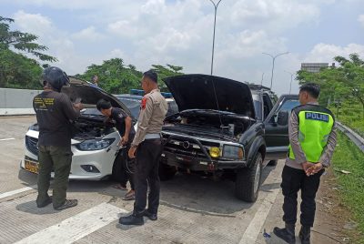 Polisi Penolong: Tim Satgas Patroli Polres Pekalongan Evakuasi Mobil Pemudik yang Rusak di Jalur Keluar Tol