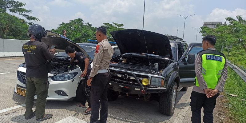 Polisi Penolong: Tim Satgas Patroli Polres Pekalongan Evakuasi Mobil Pemudik yang Rusak di Jalur Keluar Tol