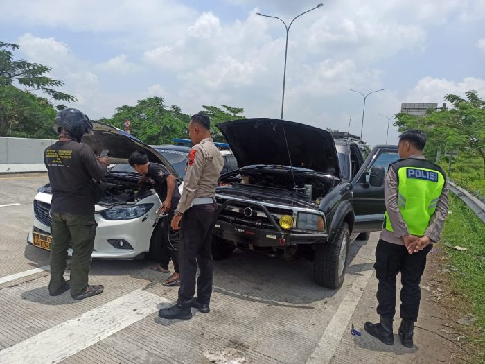 Polisi Penolong: Tim Satgas Patroli Polres Pekalongan Evakuasi Mobil Pemudik yang Rusak di Jalur Keluar Tol