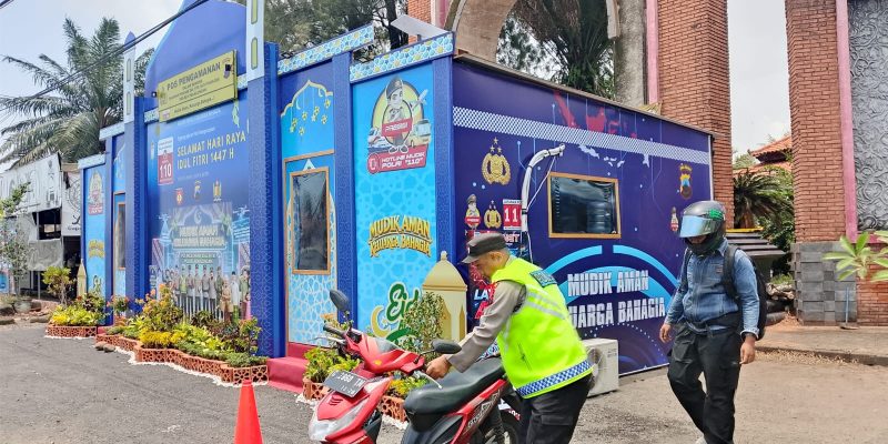 Pemudik Mengantuk Tabrak Traffic Cone di Depan Pospam IBC Wiradesa, Petugas Sigap Beri Pertolongan