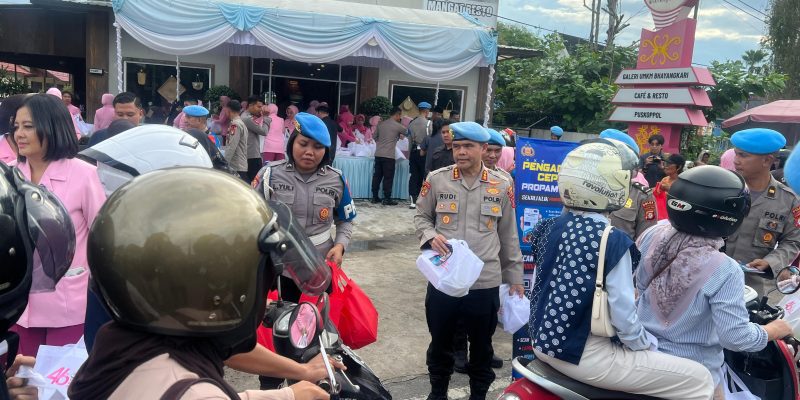 Sembari Bagikan Takjil Gratis, Bidpropam Polda Kalteng Ajak Masyarakat Manfaatkan Layanan Dumas Propam Polri