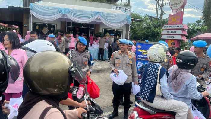 Sembari Bagikan Takjil Gratis, Bidpropam Polda Kalteng Ajak Masyarakat Manfaatkan Layanan Dumas Propam Polri