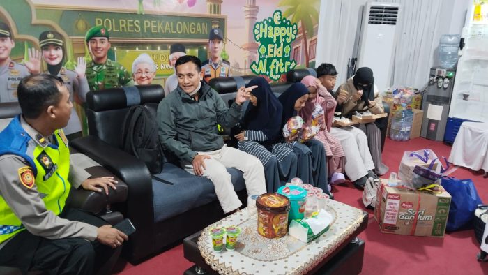 Humanis! Personel Ops Ketupat Candi 2026 Temani Pemudik Terlantar di Posyan Sampai Dijemput