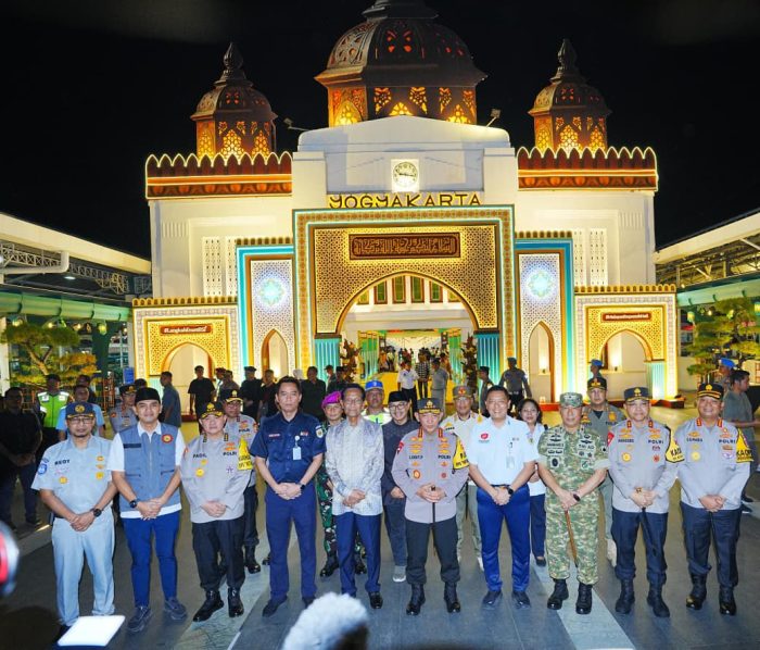 Tinjau Stasiun Tugu DIY, Kapolri Pastikan Puncak Arus Mudik Berjalan Aman
