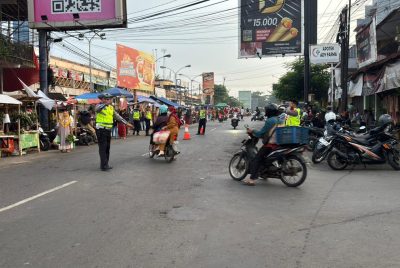 Polres Pekalongan Beserta Jajarannya Amankan Tradisi Pasar Kembang Gede