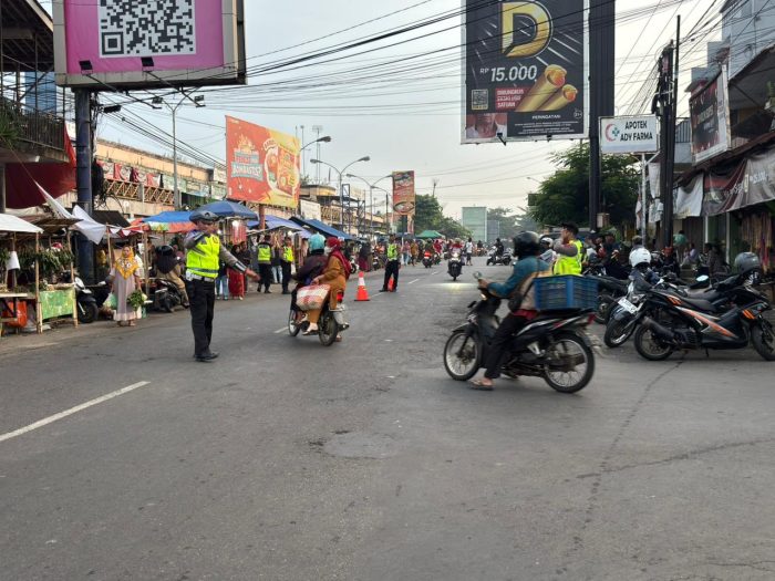 Polres Pekalongan Beserta Jajarannya Amankan Tradisi Pasar Kembang Gede