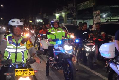 Tembus Kepadatan, Kapolres Pekalongan Naik Motor Pantau Malam Takbir 1447 H