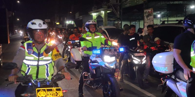 Tembus Kepadatan, Kapolres Pekalongan Naik Motor Pantau Malam Takbir 1447 H