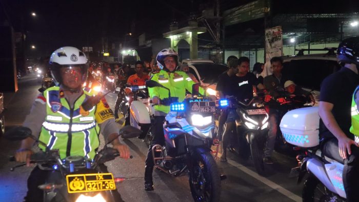 Tembus Kepadatan, Kapolres Pekalongan Naik Motor Pantau Malam Takbir 1447 H