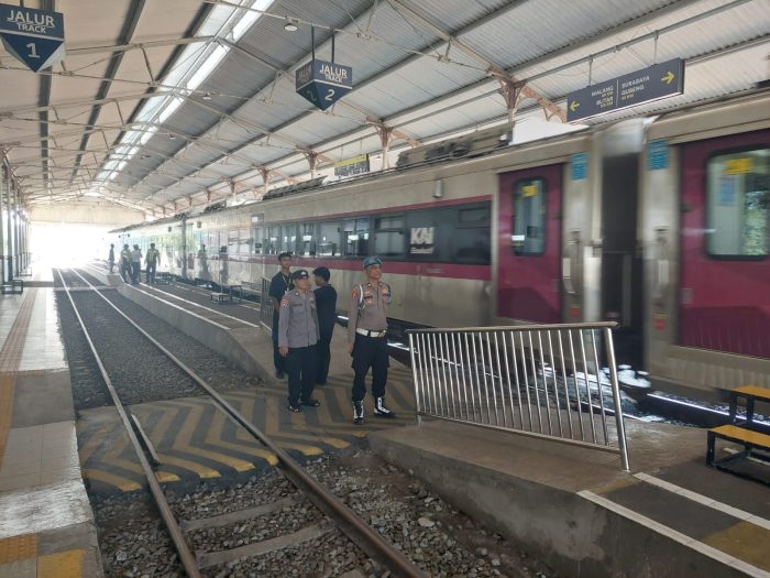 Terpantau Stasiun Bangil Masih Lengang, Polisi Polres Pasuruan Tetap Siaga
