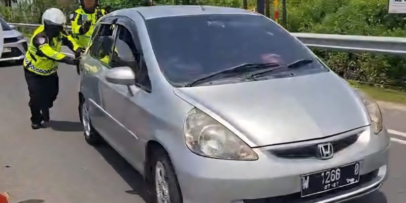 Respons Cepat Polantas Gresik Bantu Kendaraan Pemudik Mogok di Sembayat