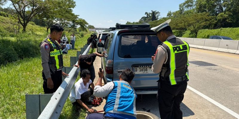 Sigap, Polisi Bantu Pemudik Ganti Ban Pecah di Tol Batang-Semarang