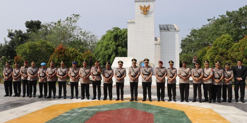 Peringati Hari Bhayangkara Polda Kalteng ke-31, Polresta Palangka Raya Ikuti Upacara Ziarah di TMP Sanaman Lampang