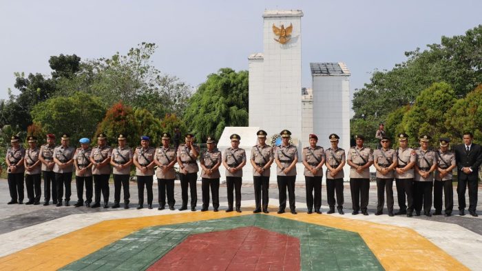Peringati Hari Bhayangkara Polda Kalteng ke-31, Polresta Palangka Raya Ikuti Upacara Ziarah di TMP Sanaman Lampang