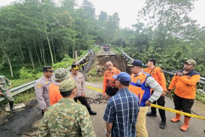 Polres Probolinggo Beri Bantuan Pipa Air Bersih Pascalongsor di Lumbang