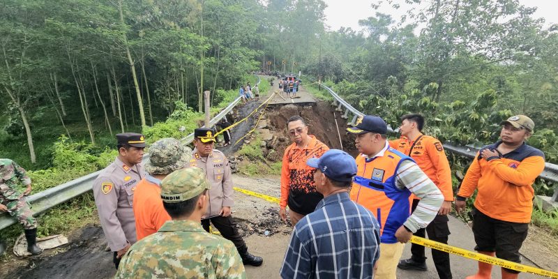 Polres Probolinggo Beri Bantuan Pipa Air Bersih Pascalongsor di Lumbang