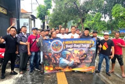Media Panjinusantara Bagikan 500 Paket Takjil di Dupak Surabaya, Warga Antusias Jelang Berbuka