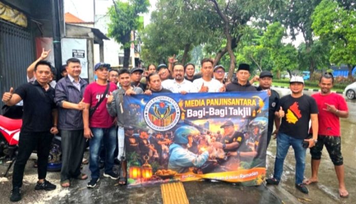 Media Panjinusantara Bagikan 500 Paket Takjil di Dupak Surabaya, Warga Antusias Jelang Berbuka