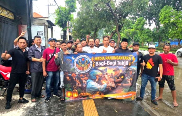 Media Panjinusantara Bagikan 500 Paket Takjil di Dupak Surabaya, Warga Antusias Jelang Berbuka