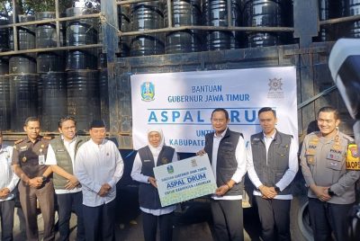 Khofifah Gubenur Jatim Gelontor Rp7,2 M Bansos dan 300 Drum Aspal ke Lamongan