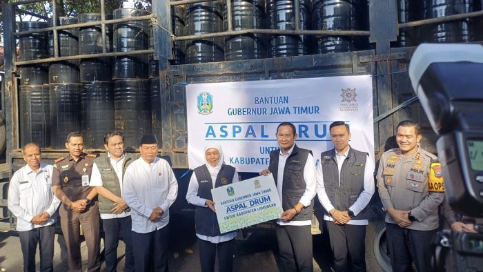 Khofifah Gubenur Jatim Gelontor Rp7,2 M Bansos dan 300 Drum Aspal ke Lamongan