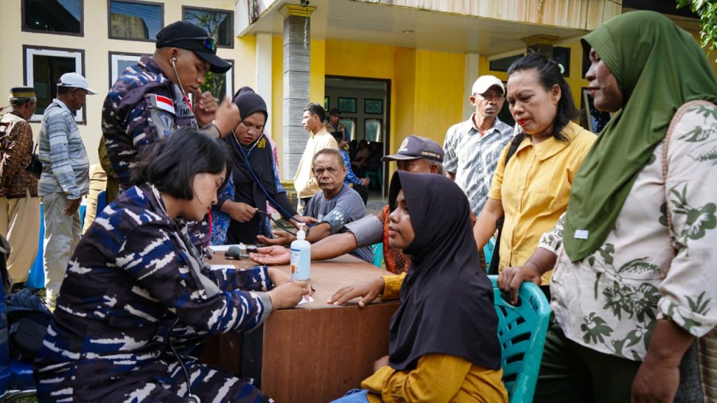 Tiba di Pulau Kur, Tim Kesehatan Kodaeral lX Tancap Gas Layani Pengobatan Gratis
