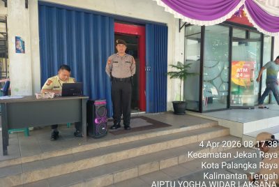 Satpamobvit Polresta Palangka Raya Siaga di Bank Kalteng Pasar Kahayan Saat Pencairan Kartu Huma Betang