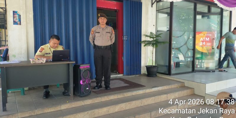Satpamobvit Polresta Palangka Raya Siaga di Bank Kalteng Pasar Kahayan Saat Pencairan Kartu Huma Betang