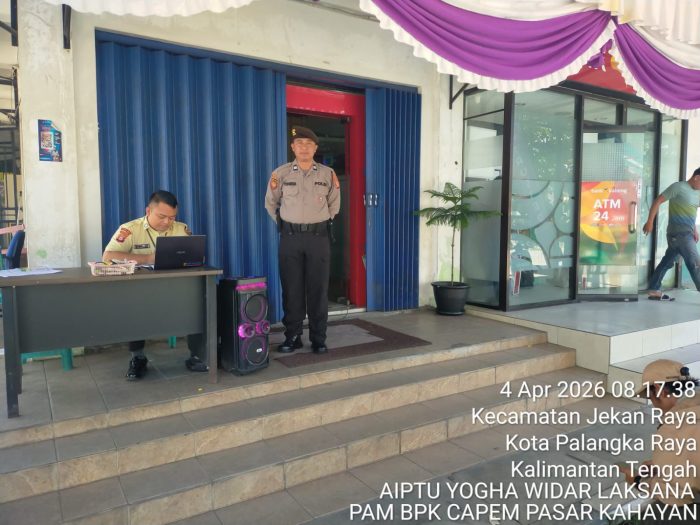 Satpamobvit Polresta Palangka Raya Siaga di Bank Kalteng Pasar Kahayan Saat Pencairan Kartu Huma Betang