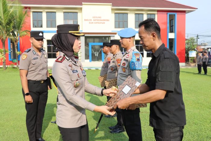 Sinergi Polri dan Warga: Kapolres Batang Beri Penghargaan Atas Keaktifan Menjaga Kamtibmas