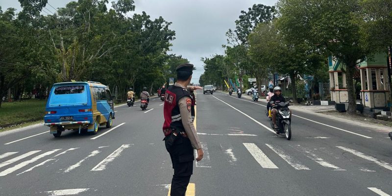 Satsamapta Polresta Palangka Raya Atur Arus Lalin saat Jam Masuk Sekolah