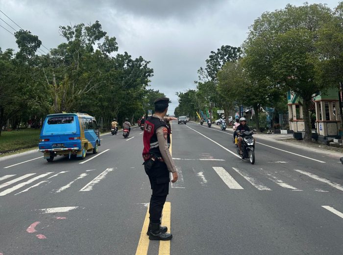 Satsamapta Polresta Palangka Raya Atur Arus Lalin saat Jam Masuk Sekolah