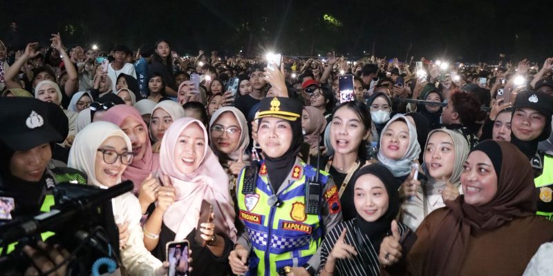 Puluhan Ribu Penonton Padati Konser NDX AKA di Batang, Pengamanan Berjalan Terkendali